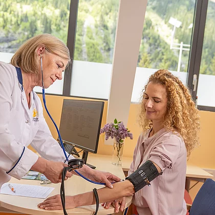 Ärztin misst den Blutdruck der Patientin beim medizinischen check-up
