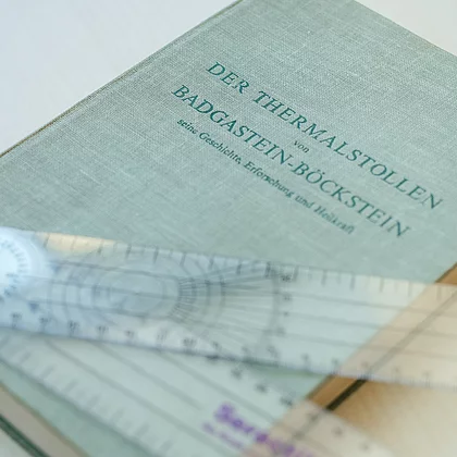 Buch und Lineal im Gasteiner Heilstollen.