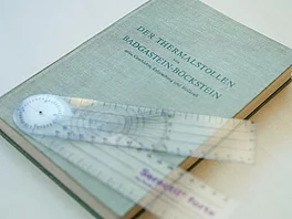 Buch und Lineal im Gasteiner Heilstollen.