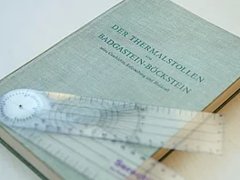 Buch und Lineal im Gasteiner Heilstollen.