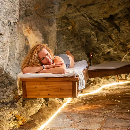Patientin auf einer Liege während der Therapie im Gasteiner Heilstollen