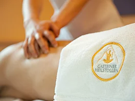 Massagebild von Händen im Heilstollen