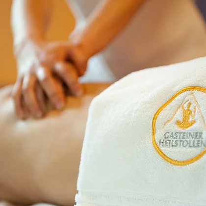 Massagebild von Händen im Heilstollen