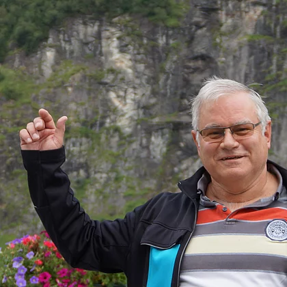 Patient mit Morbus Bechterew im Außenbereich im Gasteiner Heilstollen während Corona.