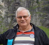 Patient mit Morbus Bechterew im Außenbereich im Gasteiner Heilstollen während Corona.