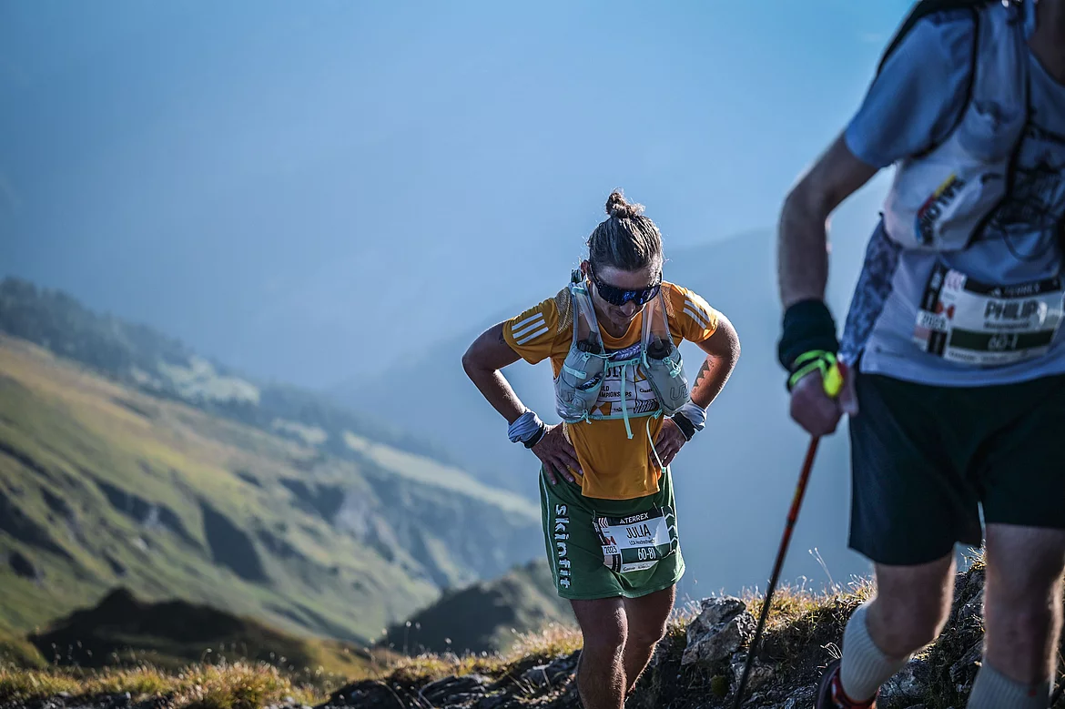 Ärztin Julia aus dem Heilstollen beim Adidas Infinite Trails beim Bergauf gehen.