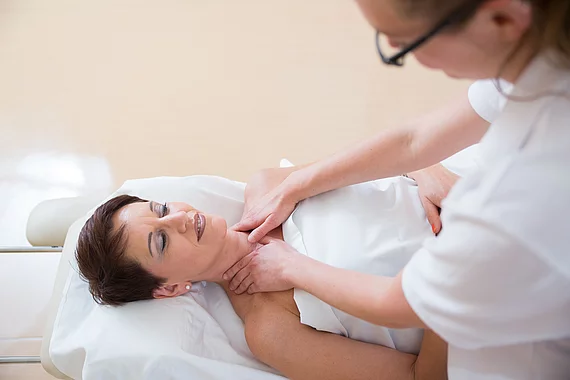 Gasteiner Heilstollen Patientin mit Fibromyalgie bei einer Lymphdrainage.