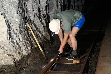 Servus Tv Dreharbeiten-Gleis arbeiten im Gasteiner Heilstollen.