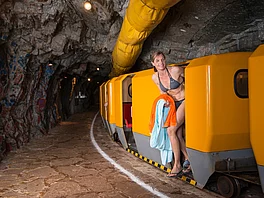 eine Patientin steigt aus dem Zug im Gasteiner Heilstollen aus