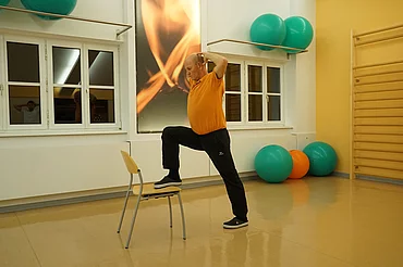 Übung 6 b– Dehnung Hüftbeuger und Kräftigung Oberschenkel