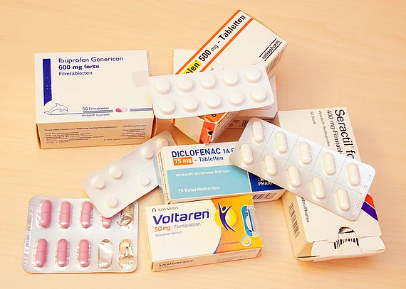 Medikamente einer Patientin mit Fibromyalgie vor der Gasteiner Heilstollen Therapie.