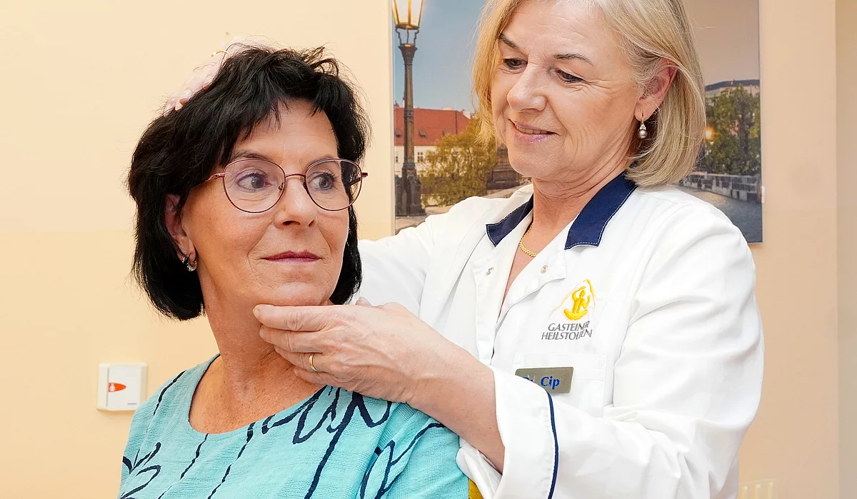Patientin mit Rheumatoider Arthritis wird von Ärztin im Heilstollen genau untersucht.