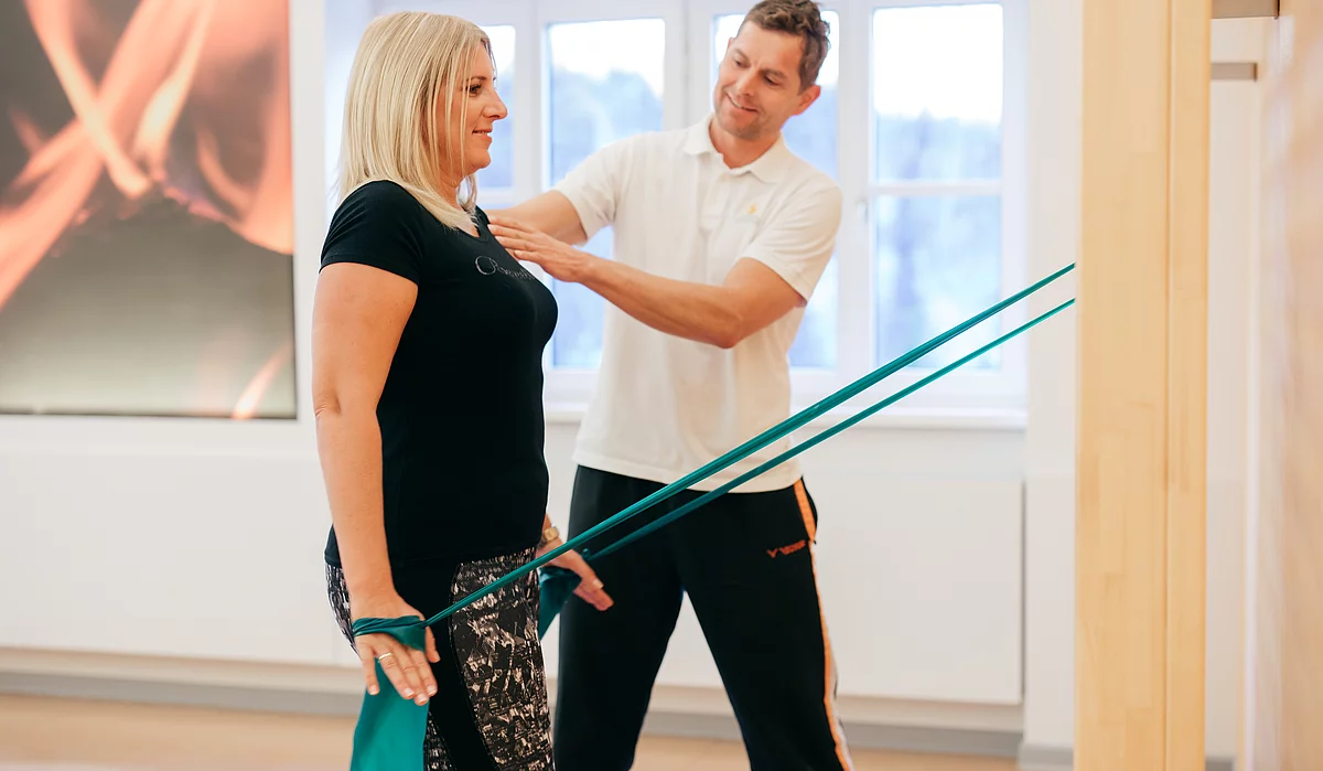Patientin mit Fibromyalgie bei Therapie mit Theraband im Gasteiner Heilstollen.