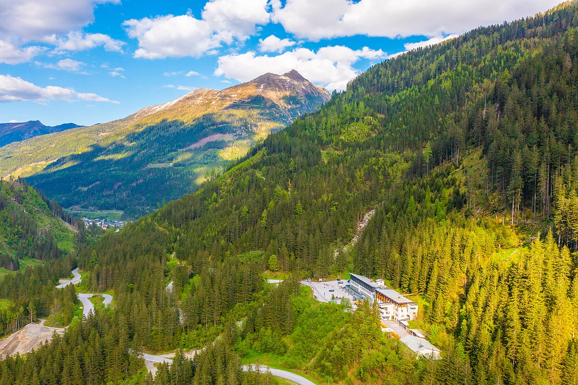 Gasteiner Heilstollen - Zentrum für natürliche Schmerztherapie mit Radon - aus der Luft mit Bergpanorama im Hintergrund