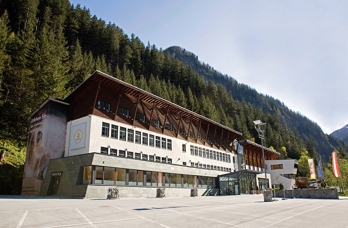 Eine Außenansicht vom Gasteiner Heilstollen schräg von vorne fotografiert