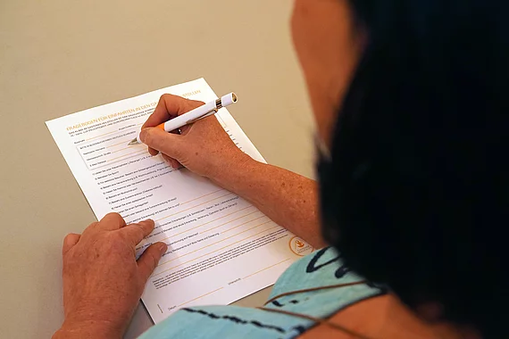 Patientin mit Rheumatoider Arthritis füllt den Fragebogen aus im Gasteiner Heilstollen.