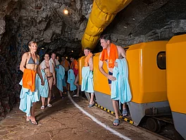 alle Patienten steigen aus dem Zug im Gasteiner Heilstollen aus