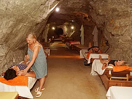 Patientin mit Rheumatoider Arthritis liegt auf der Therapiestation und eine Ärztin spricht mit ihr im Gasteiner Heilstollen.